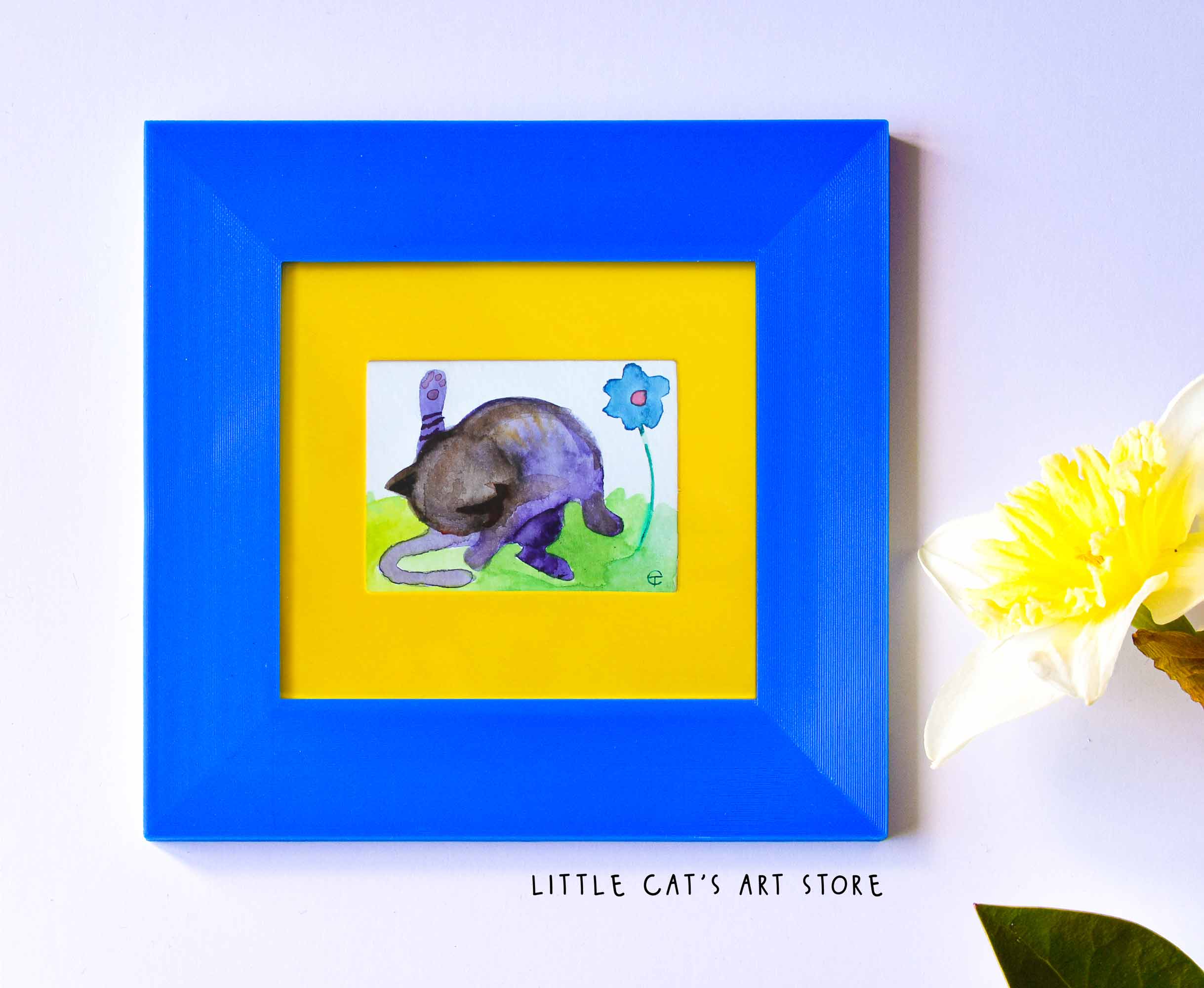 Minimalistic kitty makes its toilet