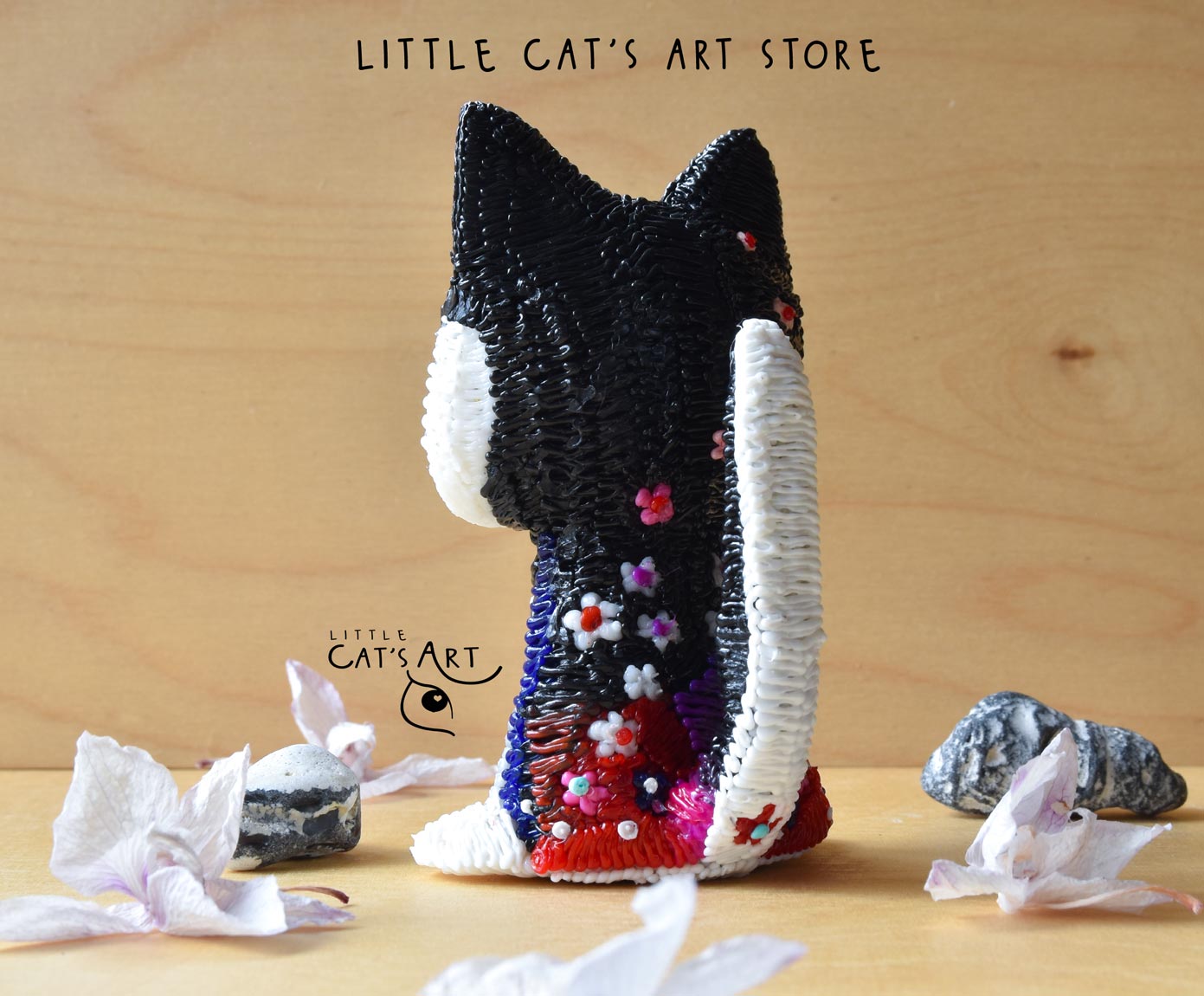 Husky cat figurine with bright blue eyes