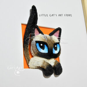 zoom in Siamese kitty pop-out portrait in frame