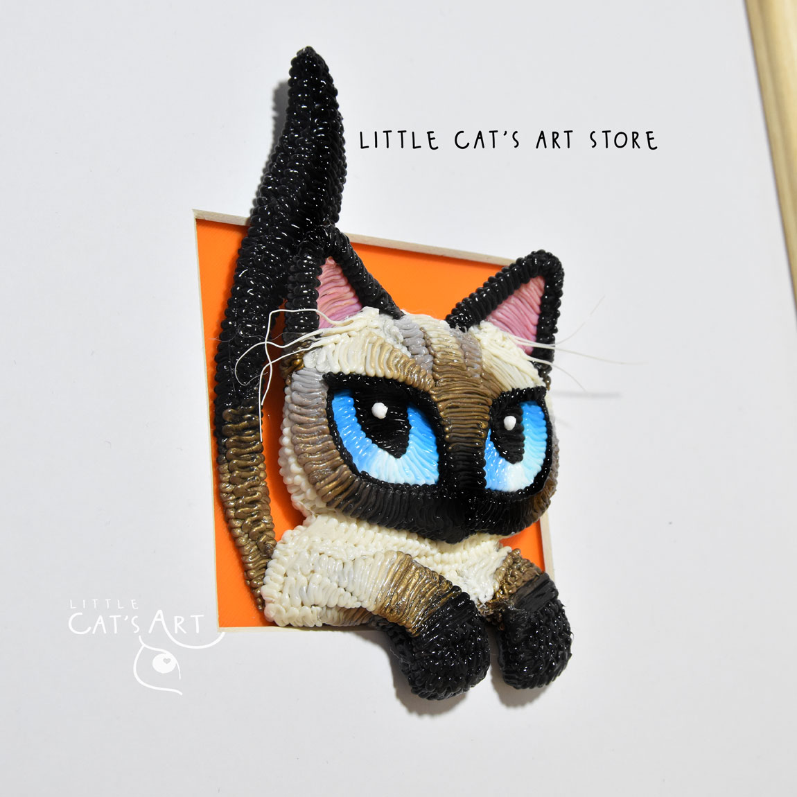 zoom in Siamese kitty pop-out portrait in frame