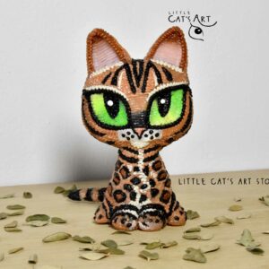 Bengal cat figurine with green eyes